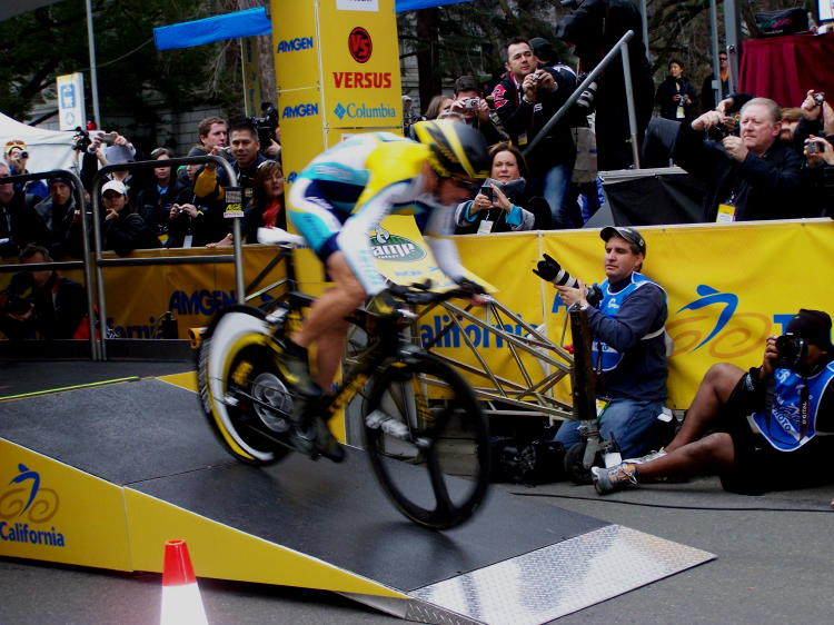 Lance Armstrong kicks off his time trial